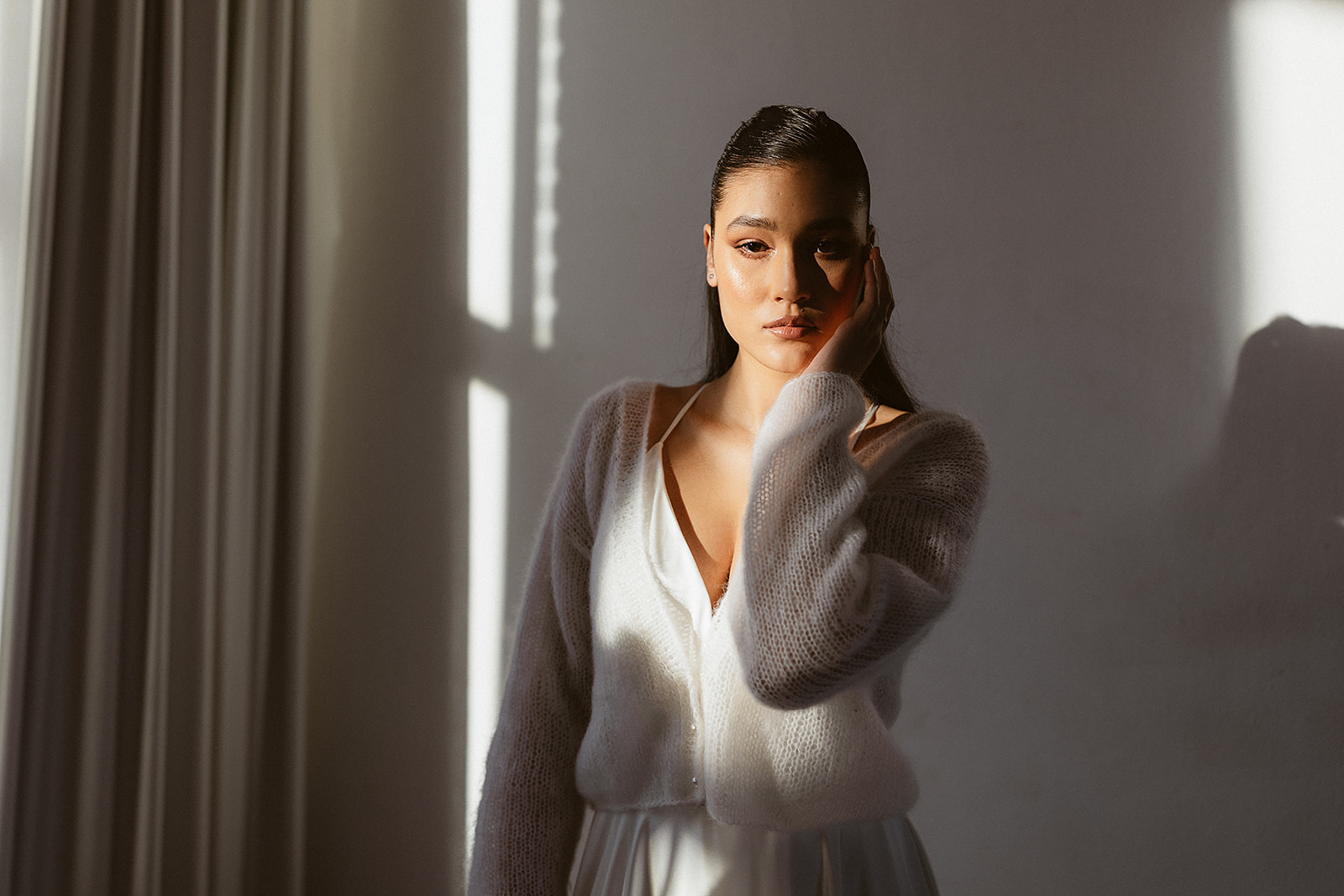 Braut mit weißer Strickjacke von marryandbride als wärmendes Styling für die Winterhochzeit.