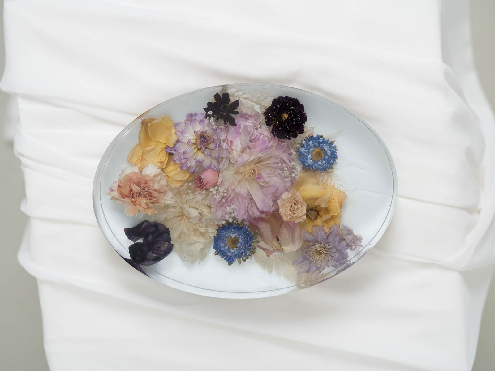 Idee zum Brautstrauß konservieren: Getrocknete Hochzeitsblumen in Resin.