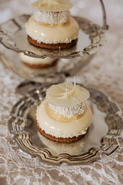 Hochzeitsinspiration: Butter Yellow trifft auf Vintage