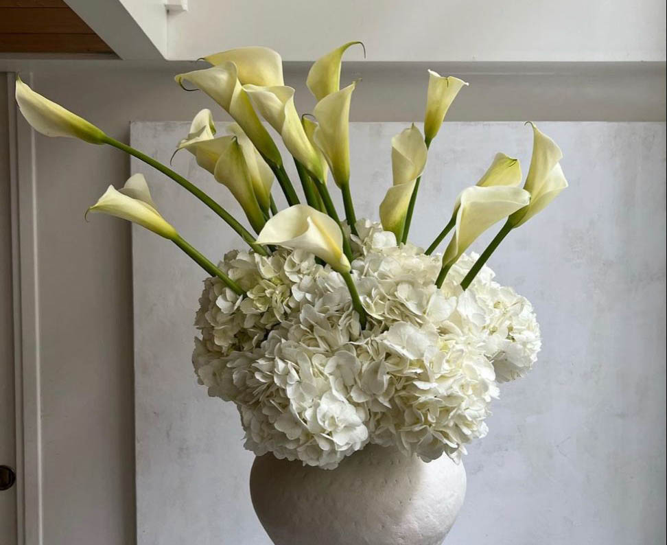 Weiße Hortensien und Calla als moderner Blumenmix für die Hochzeit