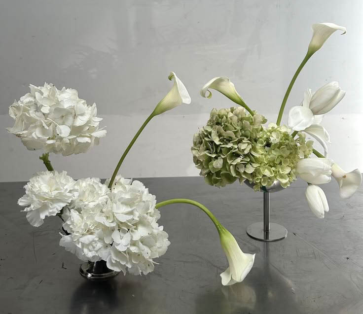 Hortensien Hochzeit mit weißen Calla als moderne Blumendeko