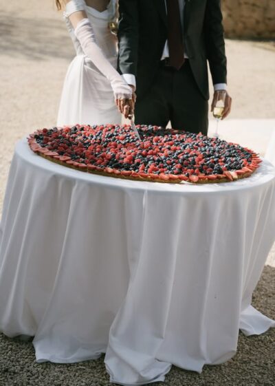 Hochzeitstorte mit Beeren: Die schönsten Inspirationen für Sommer, Herbst & Millefoglie