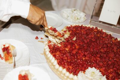Hochzeitstorte mit Beeren: Die schönsten Inspirationen für Sommer, Herbst & Millefoglie