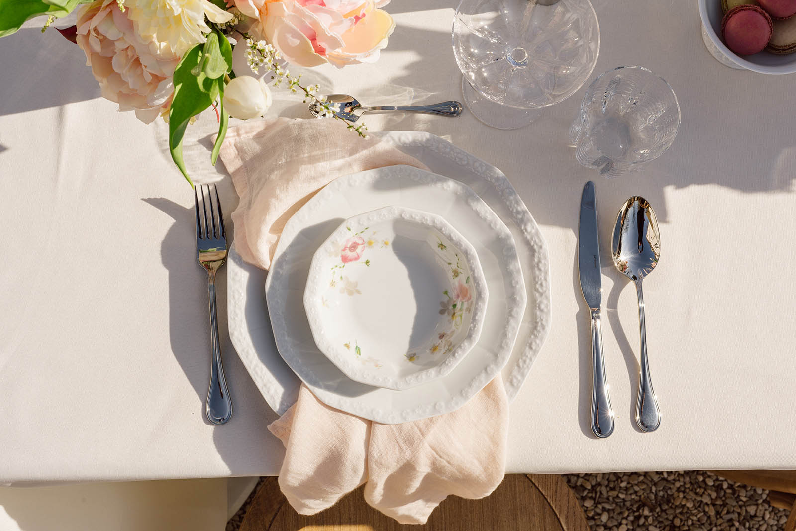 Florales Rosenthal Maria Porzellan in einer sommerlichen Tischdeko für die Hochzeit