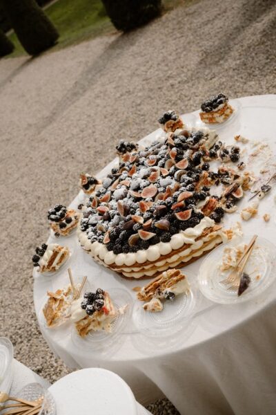 Hochzeitstorte mit Beeren: Die schönsten Inspirationen für Sommer, Herbst & Millefoglie