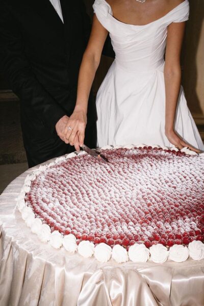Hochzeitstorte mit Beeren: Die schönsten Inspirationen für Sommer, Herbst & Millefoglie