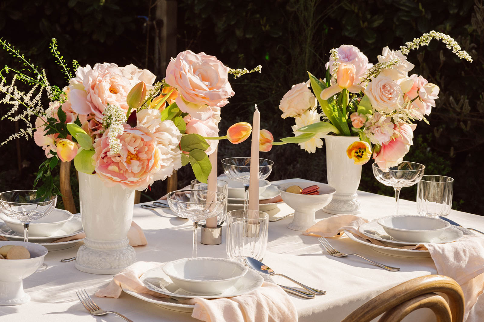 Weiße Rosenthal Maria Teller mit Blush-Serviette und Blumen für die Hochzeitstafel