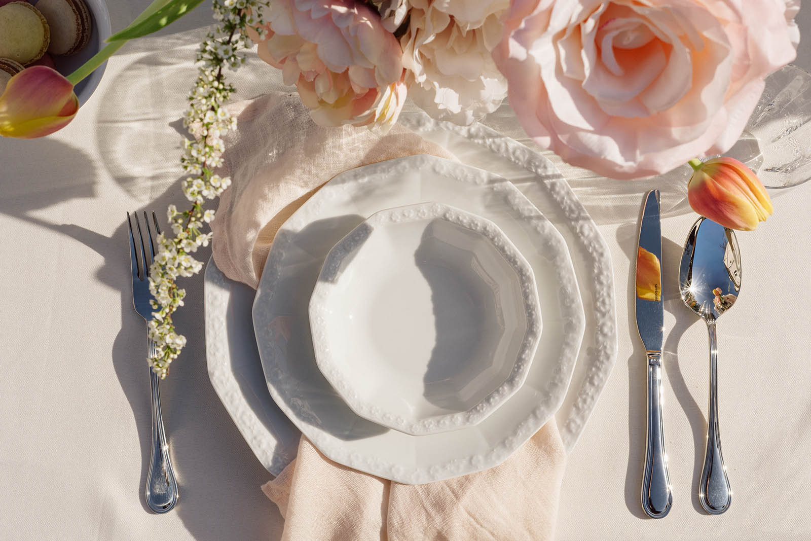 Rosenthal Maria Porzellan in Weiß als elegante Tischdeko mit Rosen für eine Hochzeit