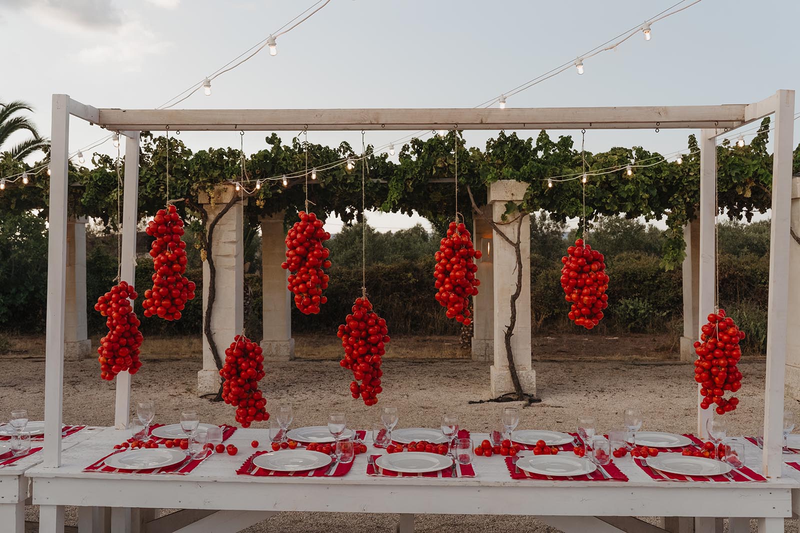 Hängende Tomaten als außergewöhnliche Hochzeitsdeko beim Welcome Dinner in Apulien