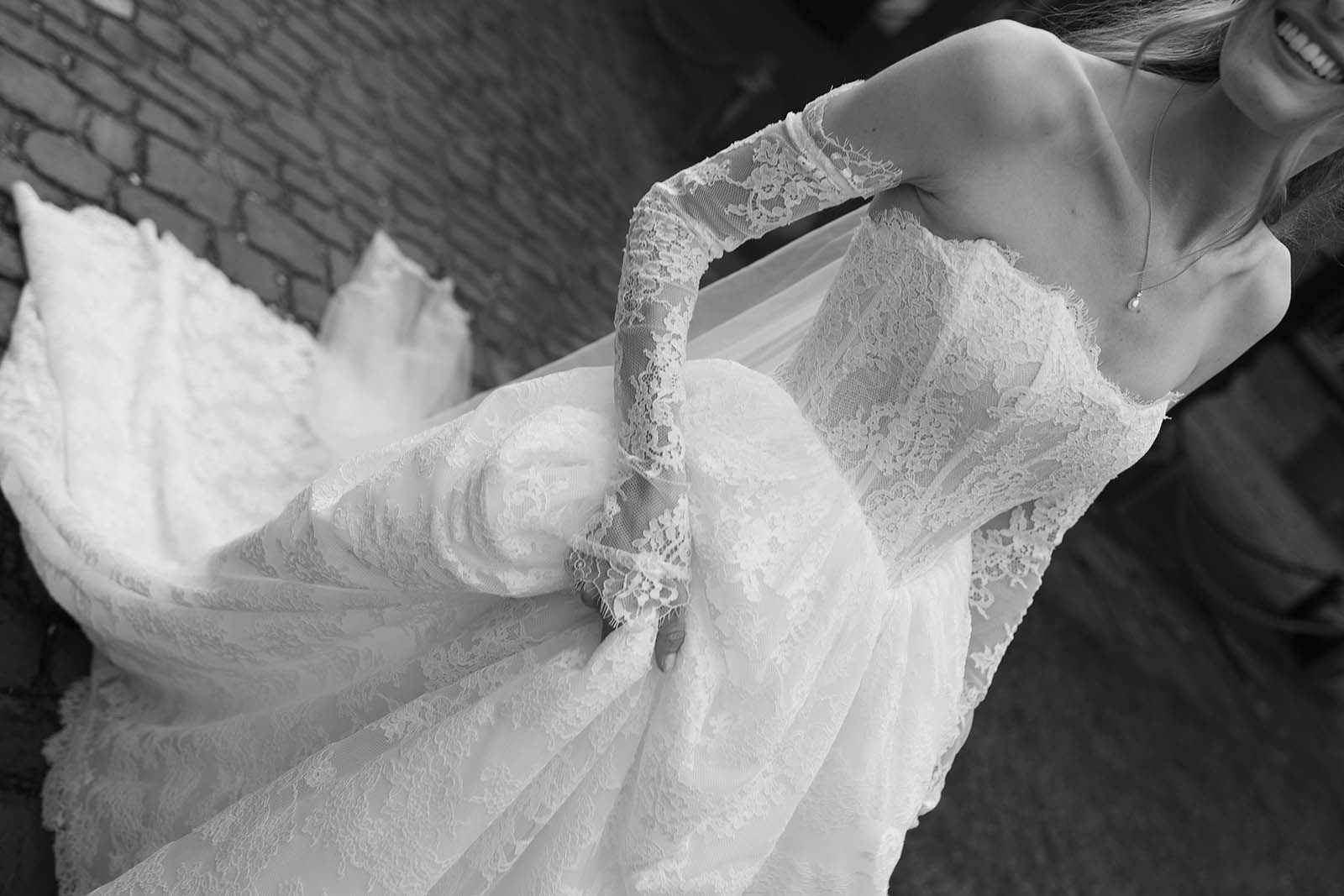 modernes Brautkleid mit Corsage und langen Spitzenärmeln