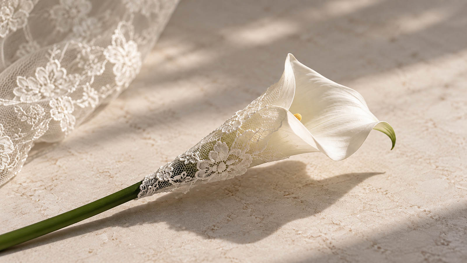 Hochzeitstrends 2027 – weiße Calla mit feiner Spitze als moderne Floristik-Idee für die Hochzeit