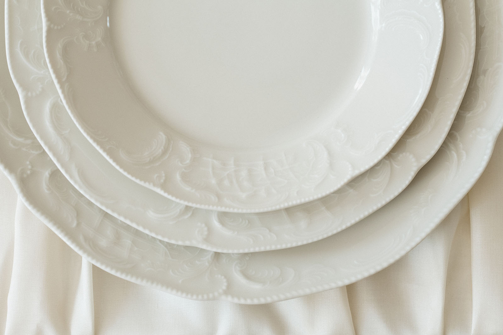 Rosenthal Sanssouci Geschirr in Weiß mit feinem Relief auf einer romantisch gedeckten Hochzeitstafel