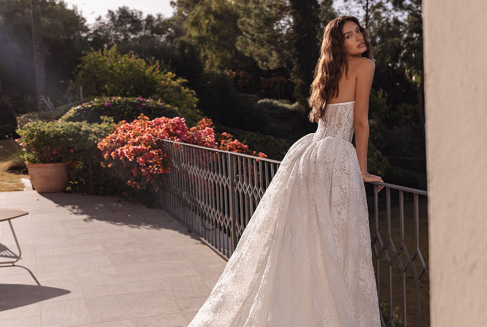 Elegantes Spitzenbrautkleid mit feinen Spitzendetails und moderner Silhouette
