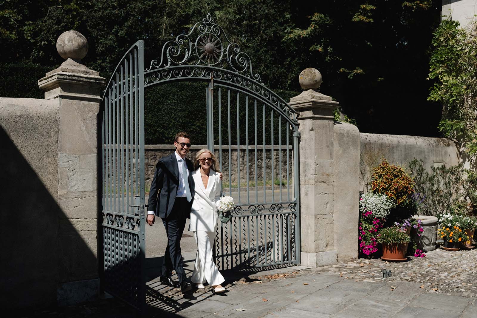 Mathilda und Guillaume bei ihrer standesamtlichen Hochzeit nahe Genf – Braut im cremeweißen Hosenanzug