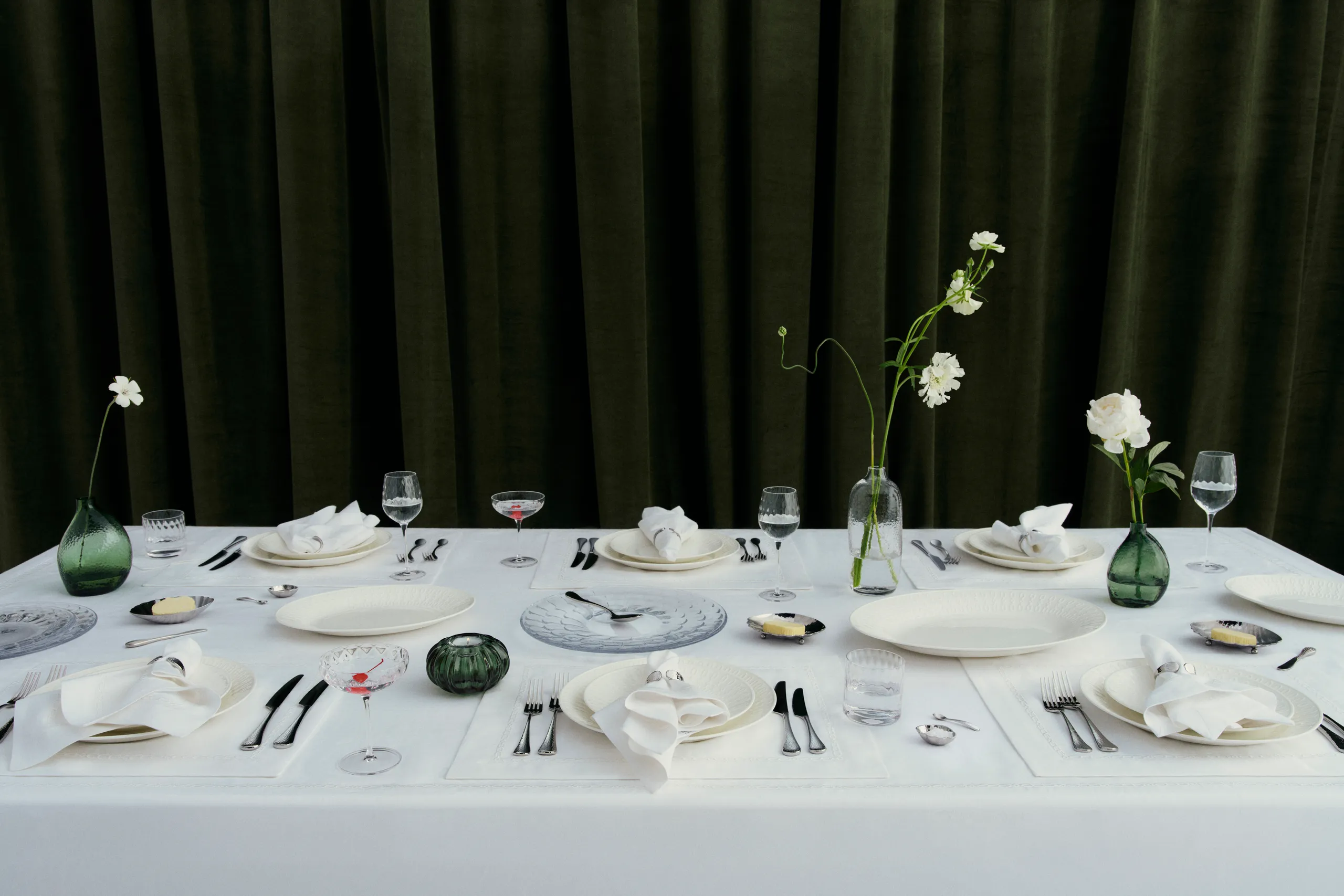 Victoria Beckham x Westwing Kollektion als Inspiration für elegante Hochzeitsdeko 2027 in Weiß, Grün und Silber